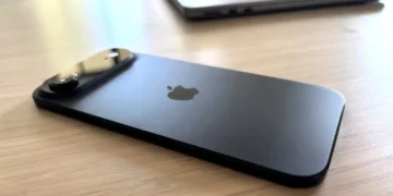 تولید آیفون ایر متوقف نشده است؛ گزارش جدید شایعات را رد میکند