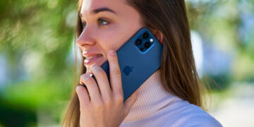 آیا آیفون تشعشعات مضر منتشر می‌کند؟ واقعیت‌های علمی در مورد RF گوشی