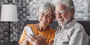 اندروید یا آیفون؛ کدام گوشی برای کاربران مسن بهتر است؟