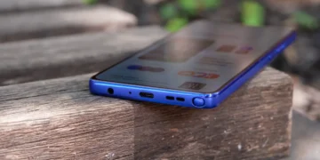 تصاویر زنده این گوشی موتورولا با قلم داخلی فاش شد: طراحی با پنل چرمی و دوربین سه‌گانه