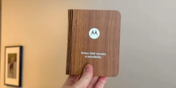 احتمالاً اولین گوشی تاشوی کتابی موتورولا یک ماه دیگر معرفی خواهد شد