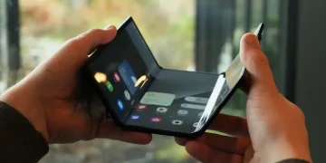 تست مقاومت گلکسی Z TriFold؛ آیا لولاهای سه‌گانه دوام می‌آورند؟