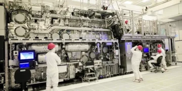 چین با موفقیت نمونه اولیه دستگاه تولید تراشه EUV خود را توسعه داد